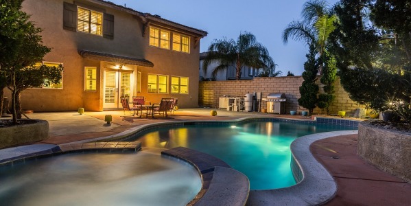 Come illuminare un giardino? Scopri le migliori soluzioni di illuminazione da esterno